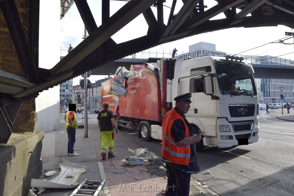 LKW blieb unter Bruecke haengen Koeln Deutz Opladenerstr Deutz Muelheimerstr P101.JPG - Miklos Laubert